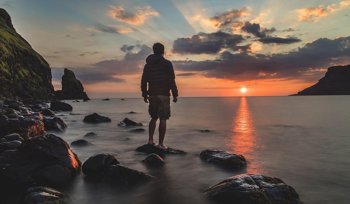 A Guide to Beachcombing Ethically and Safely
